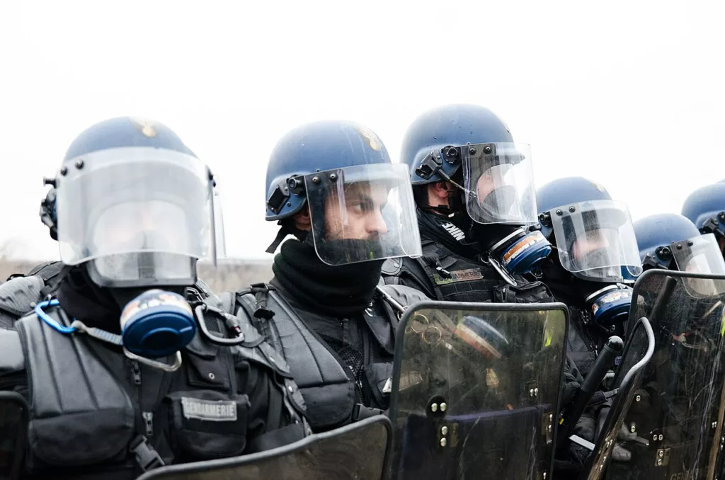 Budget 2027 : la gendarmerie mobile à l’épreuve du coût des crises À Paris, le 5 janvier 2019, une ligne de gendarmes mobiles casqués, avec masques et boucliers, pendant le mouvement des Gilets jaunes.