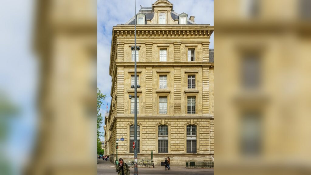 À Vérines, la protection des emprises à renforcer après les attaques Caserne Vérines, place de la République à Paris