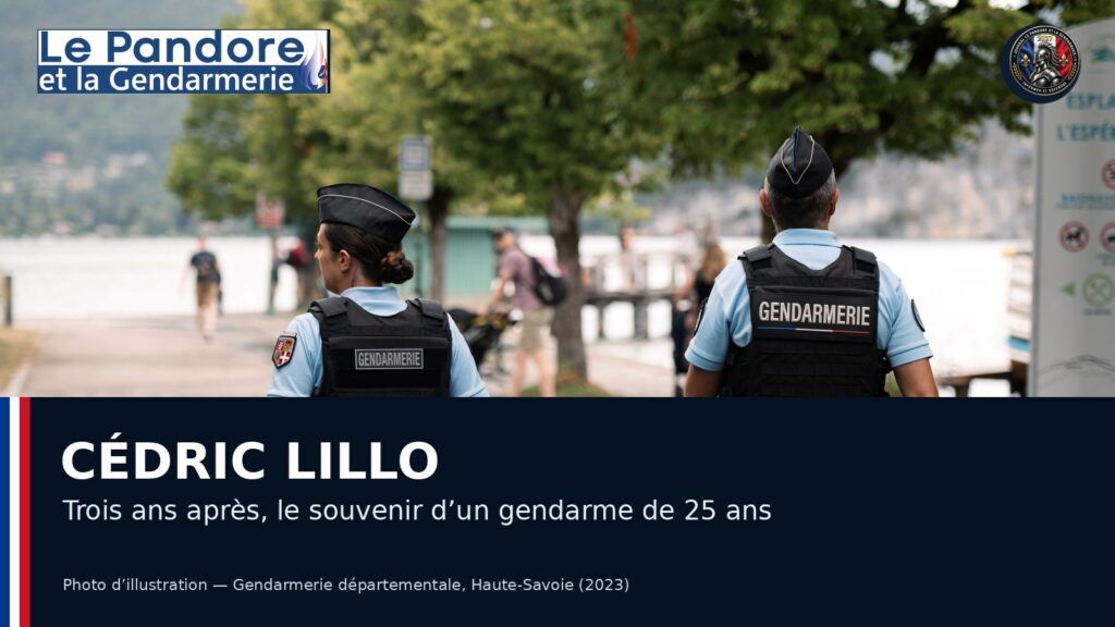 Gendarme Cédric Lillo : trois ans après, le souvenir Photo d’illustration de deux gendarmes vus de dos en Haute-Savoie, avec un bandeau d’hommage à Cédric Lillo.