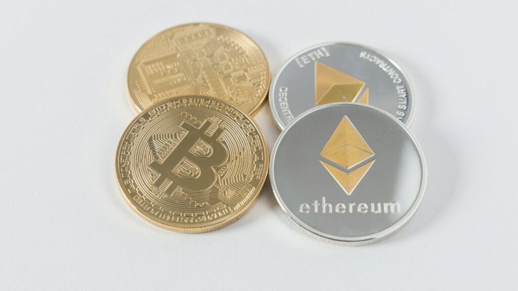 Crypto-actifs : 16,2 millions d’euros saisis dans 83 dossiers en 2025 Quatre jetons physiques symbolisant les crypto-actifs Bitcoin et Ethereum.