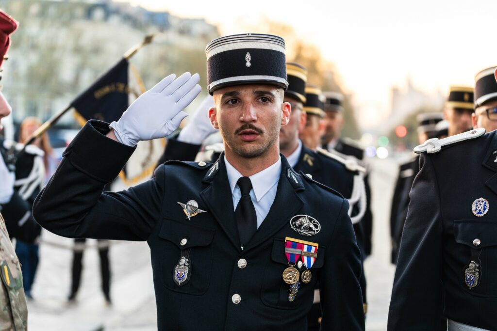 Gendarmerie : le recrutement tient, mais la fidélisation devient le vrai défi Élèves-gendarmes de l’école de Montluçon lors d’une cérémonie à Paris en mars 2026.