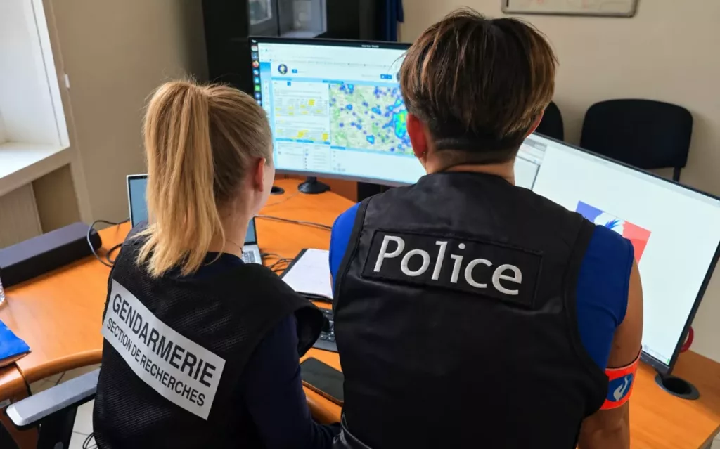 Véhicules volés vers l’Afrique de l’Ouest : quatre interpellations le 6 octobre en région parisienne Enquêtrice de la section de recherches de Paris et policier belge travaillant sur le trafic de véhicules volés