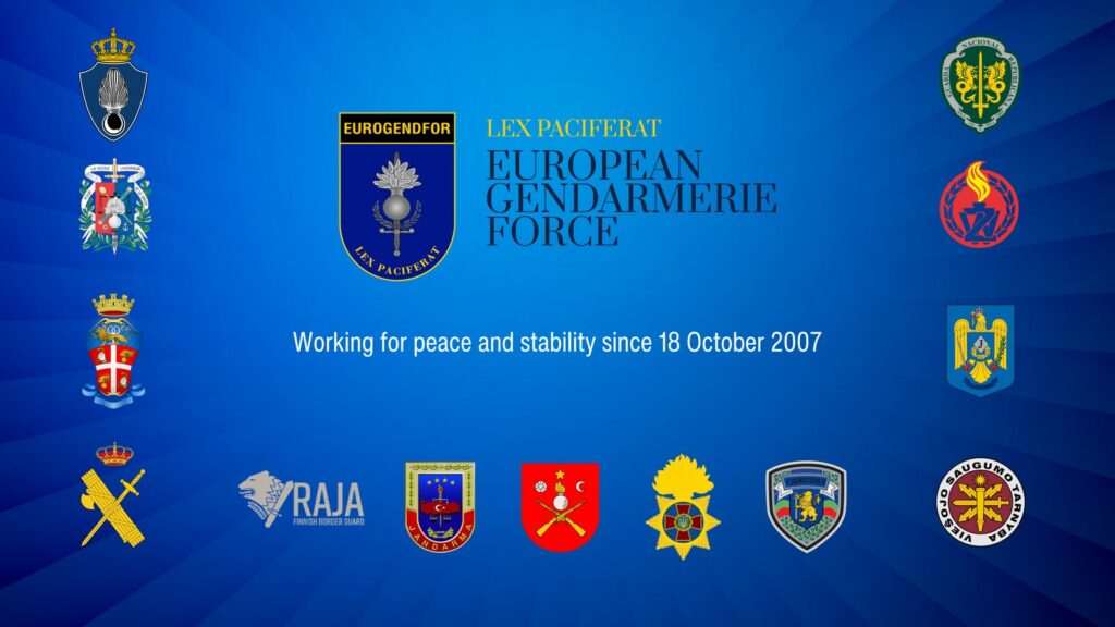 Composition institutionnelle de la Force de gendarmerie européenne entourée des emblèmes des gendarmeries participantes en 2026.