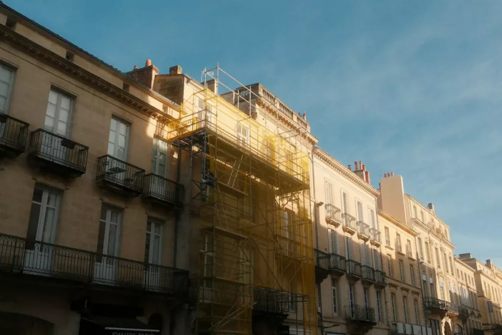 Béziers : des façades du quartier du Capus devront être ravalées Façade d’immeuble couverte d’un échafaudage, photographie d’illustration sans lien avec le quartier du Capus à Béziers.