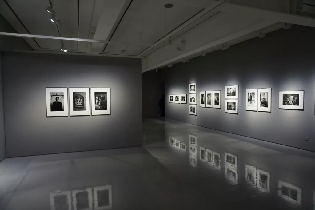 Béziers : Hors Cadre transforme la ville en parcours photographique du 9 octobre au 1er novembre Photographies en noir et blanc présentées dans une galerie, illustration générique du festival Hors Cadre à Béziers