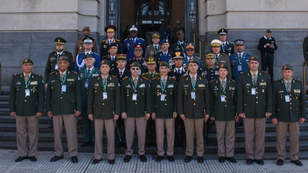 Délégations de forces de gendarmerie réunies au sommet FIEP de Buenos Aires en octobre 2026.