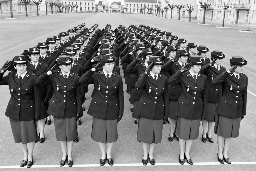10 octobre 1983 : à Montluçon, la première compagnie entièrement féminine entre à l’école Première compagnie entièrement féminine d’élèves gendarmes à l’école de Montluçon en 1983