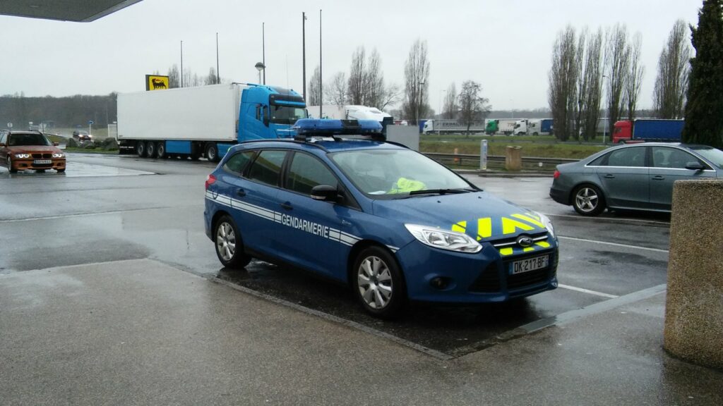 Château-Arnoux : condamné après avoir renversé un gendarme Véhicule de la Gendarmerie nationale sur une aire autoroutière, illustration de contrôles routiers.