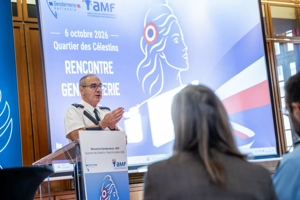 À Paris, gendarmerie et maires préparent leurs échanges sur la sécurité Rencontre entre la Gendarmerie nationale et l’Association des maires de France à la caserne des Célestins, le 6 octobre 2026