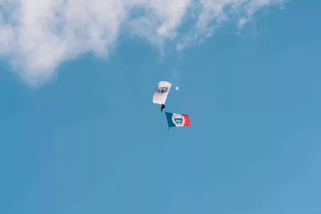 Parachutiste portant le drapeau du GIGN pendant la Saint-Michel, à Satory, le 1er octobre 2026.