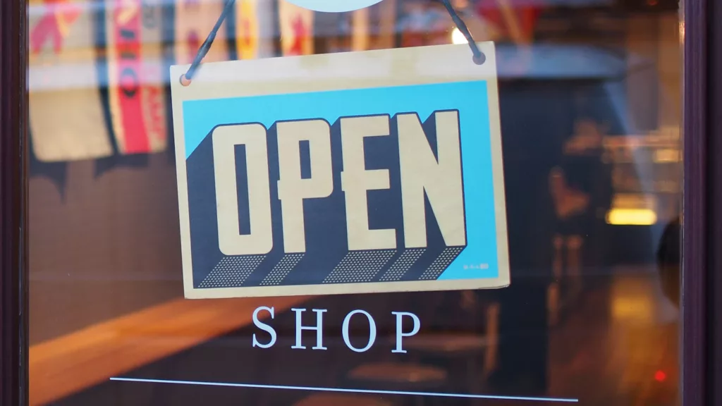 Grand Orb : jusqu’à 4 000 euros pour moderniser un commerce, sous conditions Écriteau indiquant qu’un commerce est ouvert, photographié sur une vitrine.