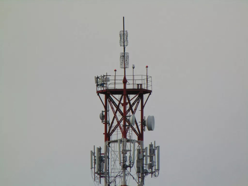 Hérault : derniers avis avant 17 h ce 9 octobre sur les servitudes radioélectriques Antennes sur une tour de télécommunications ; visuel générique, hors Hérault