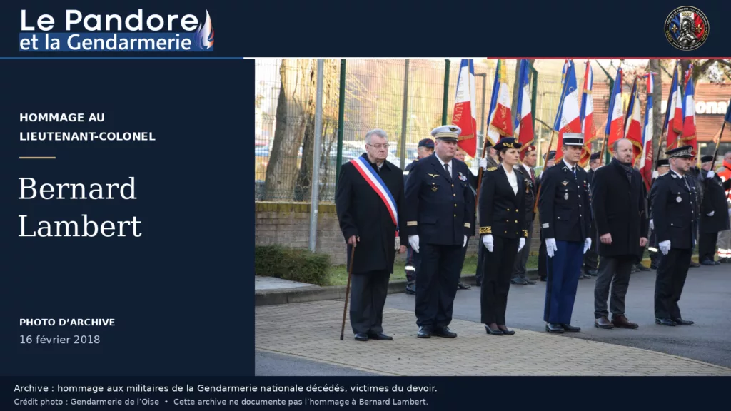 Lieutenant-colonel Bernard Lambert — 9 ans après Couverture de l’hommage au lieutenant-colonel Bernard Lambert, illustrée par une archive montrant des militaires et des représentants civils devant des drapeaux français.