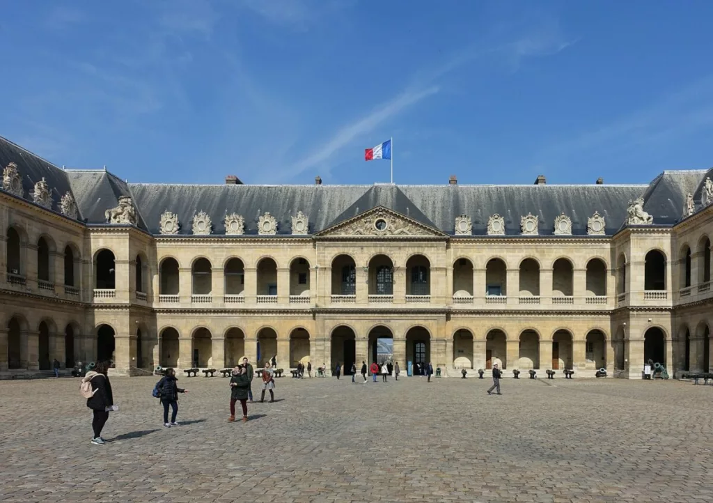 Major Jean-François Jegu : neuf ans après sa mort en service à La Réunion Cour d’honneur des Invalides à Paris, photographiée en mars 2016. Archive de lieu, distincte de la cérémonie d’hommage de février 2018.