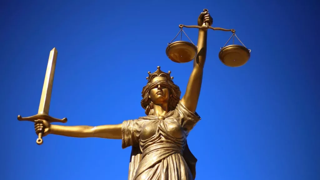 Corps dissimulé : le Sénat veut changer le point de départ de la prescription Statue de la Justice tenant une épée et une balance