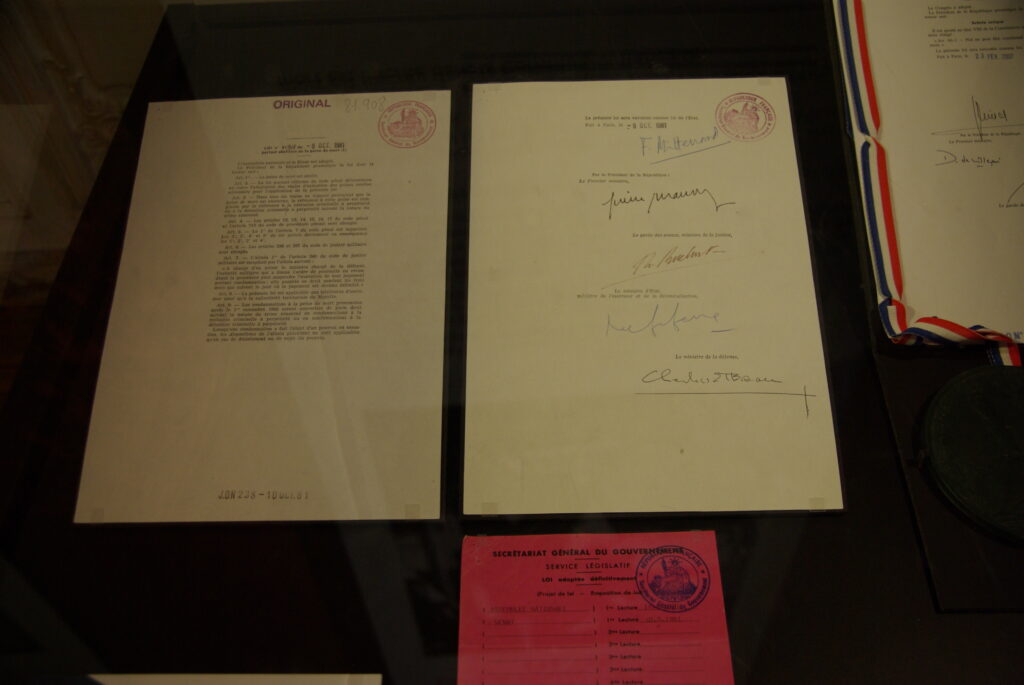 Peine de mort : 45 ans après, ce que la loi du 9 octobre 1981 a changé Loi n° 81-908 du 9 octobre 1981 portant abolition de la peine de mort, signée et conservée aux Archives nationales. Photo : AlSepPhoenix, CC BY-SA 4.0.
