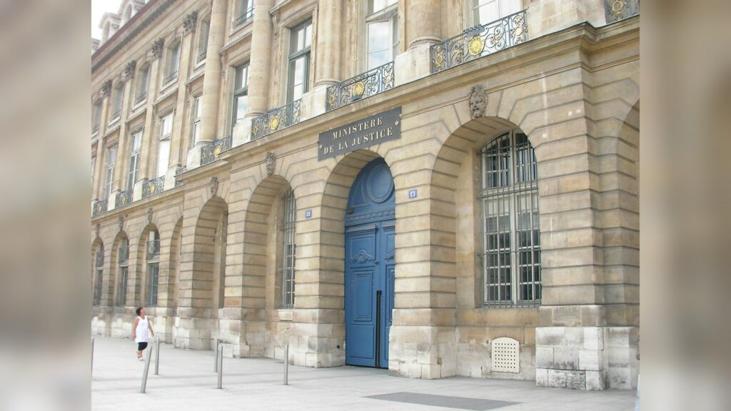 Violences urbaines : la Chancellerie organise l’alerte des parquets spécialisés Façade du ministère de la Justice, place Vendôme à Paris, photographiée le 7 août 2010.