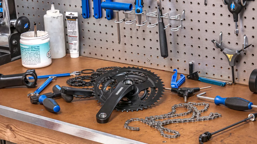 Montady : des ateliers gratuits pour apprendre à réparer le 17 octobre Des outils et pièces de vélo disposés dans un atelier.