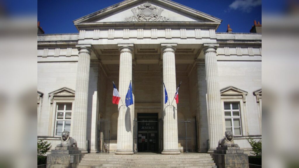 Espèces protégées : Olivier Bouygues condamné, sa défense annonce un appel Façade du palais de justice d’Orléans, avec ses colonnes et les drapeaux français et européens.