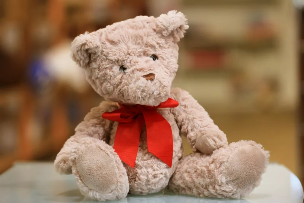 Le Bousquet-d’Orb : une bourse aux jouets le 11 octobre Ours en peluche avec un ruban rouge dans une boutique de seconde main — photographie d’illustration