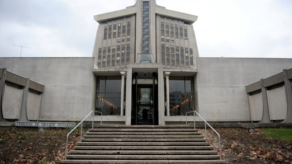 Policier frappé à Ivry-sur-Seine : le conducteur condamné à 21 mois ferme et incarcéré Entrée du palais de justice de Créteil, photographiée en janvier 2011.