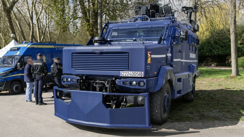 Un véhicule blindé Centaure de la Gendarmerie exposé en extérieur.