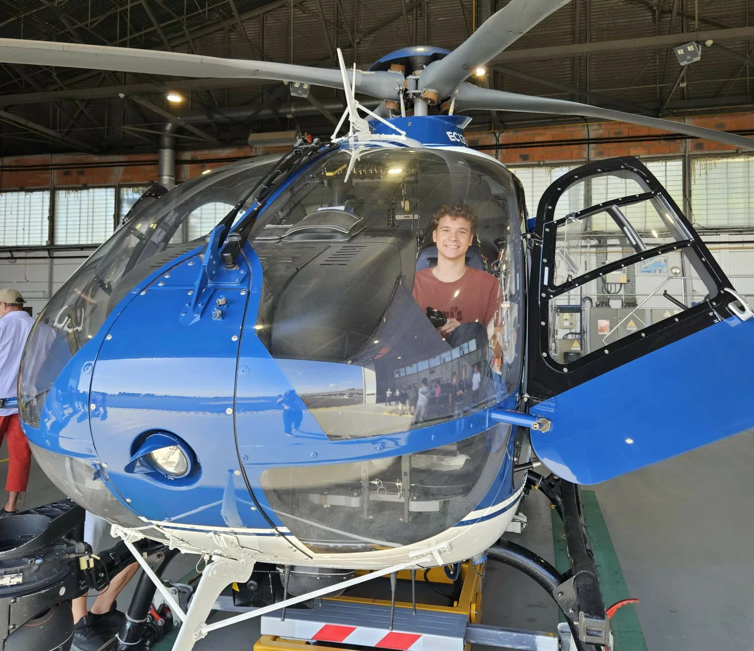 Un jeune participant du séjour des Petits Bleus découvre un hélicoptère de la Section aérienne de gendarmerie de Montpellier en septembre 2026.