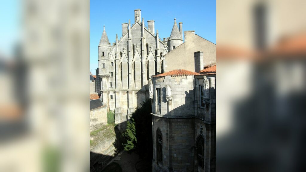 Poitiers : deux manifestants condamnés pour des violences sur des policiers Façade de l’ancien palais de justice de Poitiers