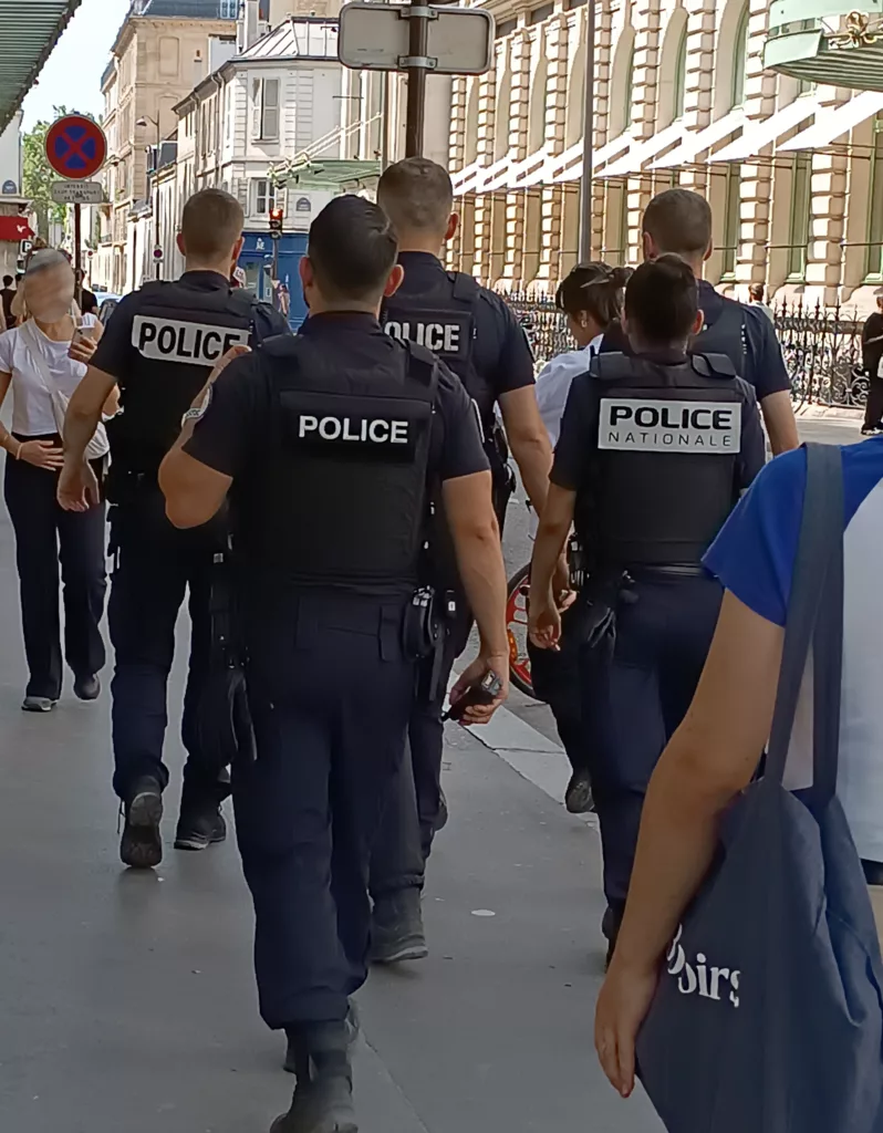 Policiers en patrouille à pied à Paris, le 11 août 2024. Photographie d’archives utilisée à titre d’illustration.