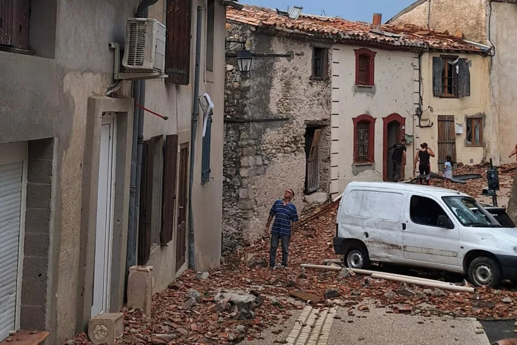 Pomas : autour du château, « on ne sait pas où on va » pour engager les réparations Une rue de Pomas jonchée de tuiles après la tornade du 24 août, avec des habitants devant les maisons endommagées.