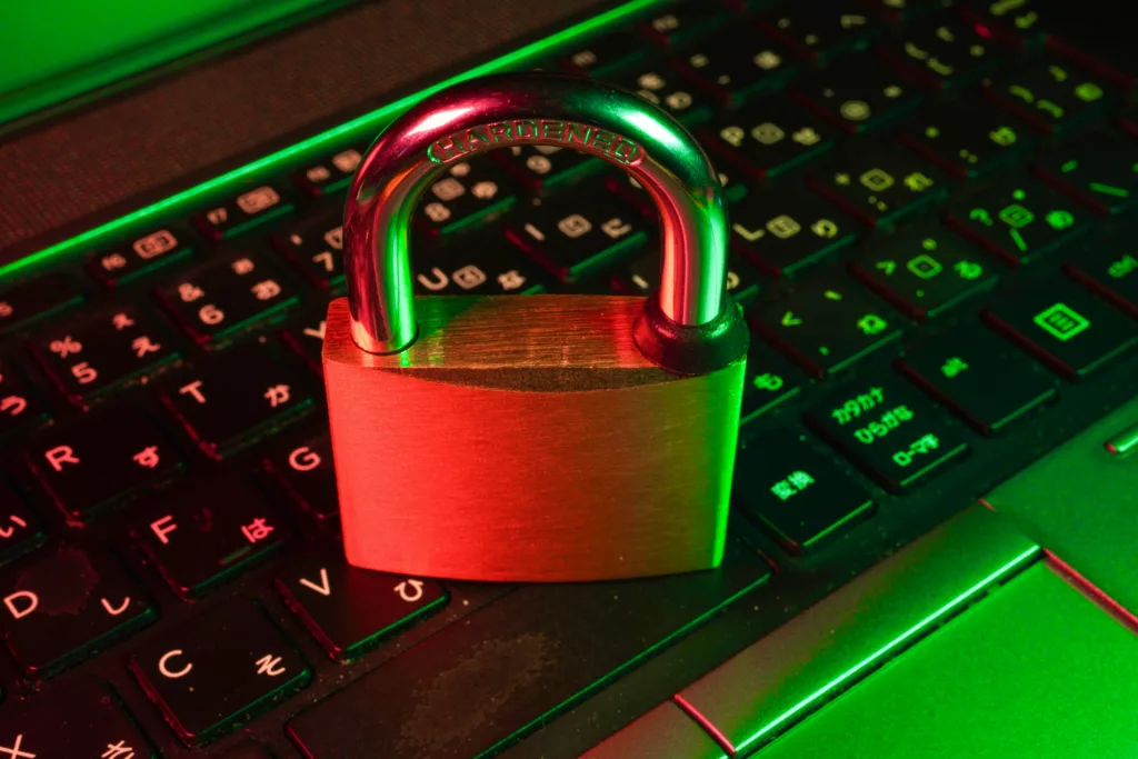 Saint-Chinian : une matinée pour apprendre les bons réflexes sur Internet Cadenas posé sur le clavier d’un ordinateur portable, illustration de la cybersécurité
