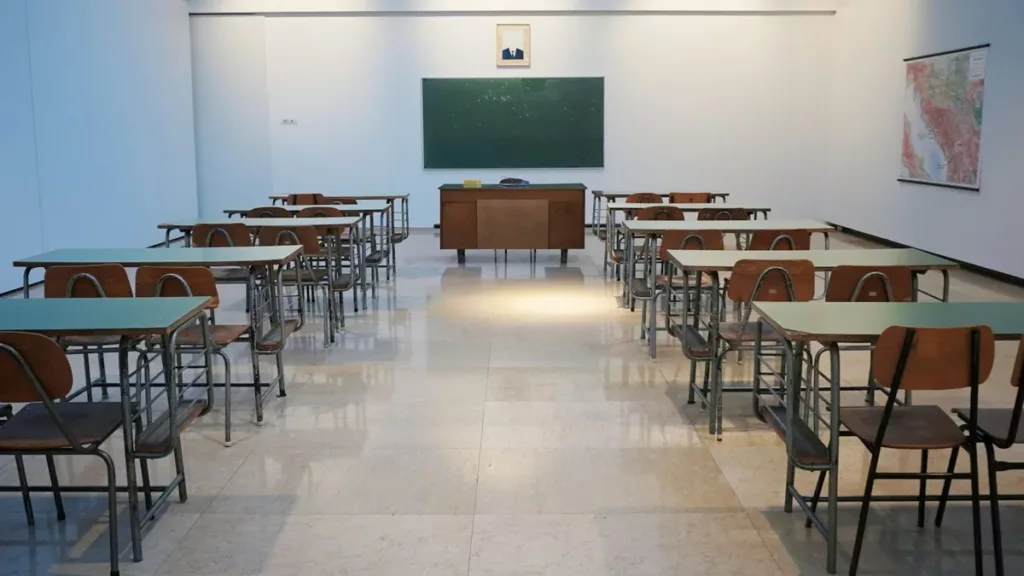 Protection des personnels éducatifs : trois recteurs entendus le 7 octobre à l’Assemblée Salle de classe vide illustrant la protection des personnels éducatifs