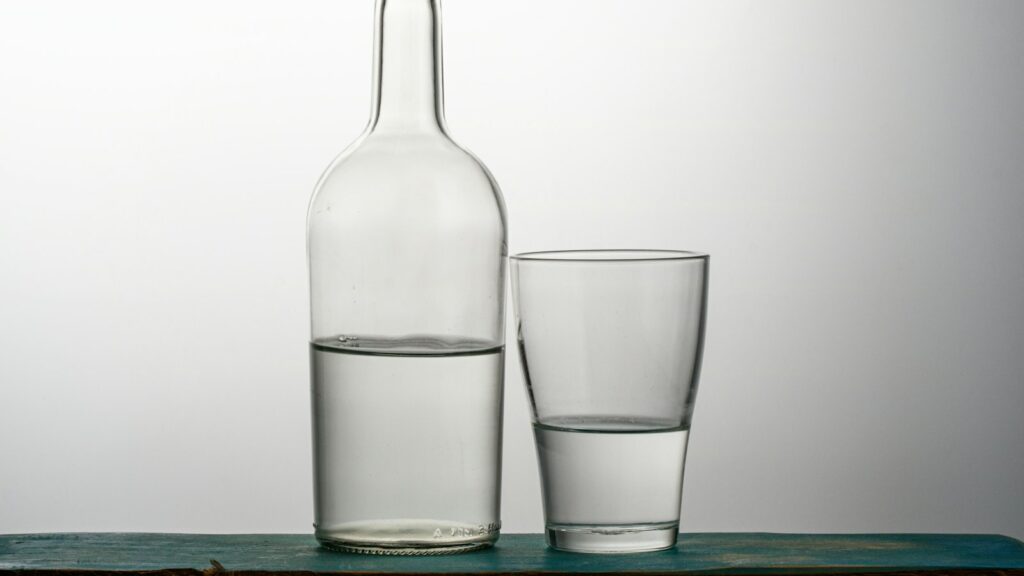 La Salvetat-sur-Agout : visiter l’usine sur réservation Une bouteille en verre et un verre partiellement remplis, posés sur une planche.