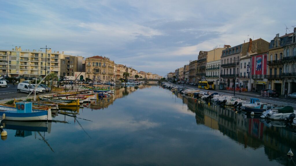 Bassin de Thau : sept réunions pour préparer le projet de territoire Le canal de Sète et ses quais, dans le bassin de Thau.