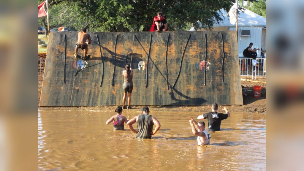 Spartan Sprint : le lieutenant-colonel de réserve Franck Gouwy champion du monde des 65 ans et plus Des participants franchissent un obstacle de la Spartan Race de Burnet, au Texas, le 19 mai 2012. Photographie d’archives sans lien avec Franck Gouwy.