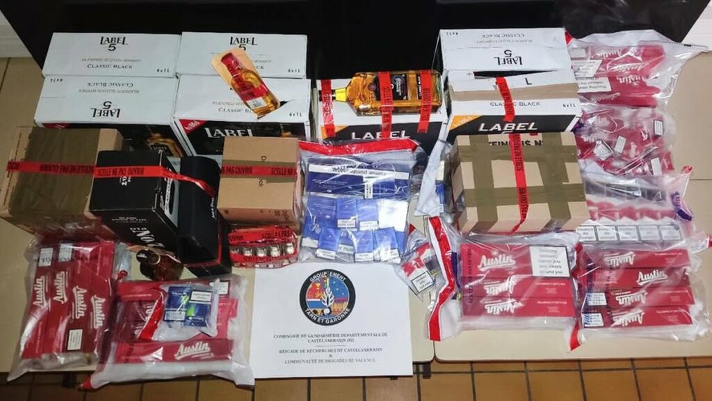 Cigarettes revendues à Valence-d’Agen : 30 000 euros d’amende douanière Cartouches de cigarettes et bouteilles d’alcool sous scellés, présentées par les gendarmes après la saisie de Valence-d’Agen.
